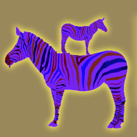 Kleines buntes Zebra steht auf großem bunten Zebra.